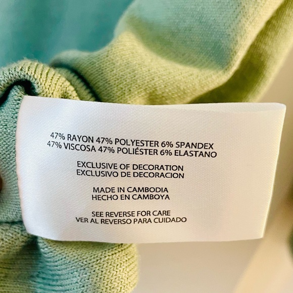 Banana Republic Long Sleeved V Neck Top NWT - Picture 4 of 4